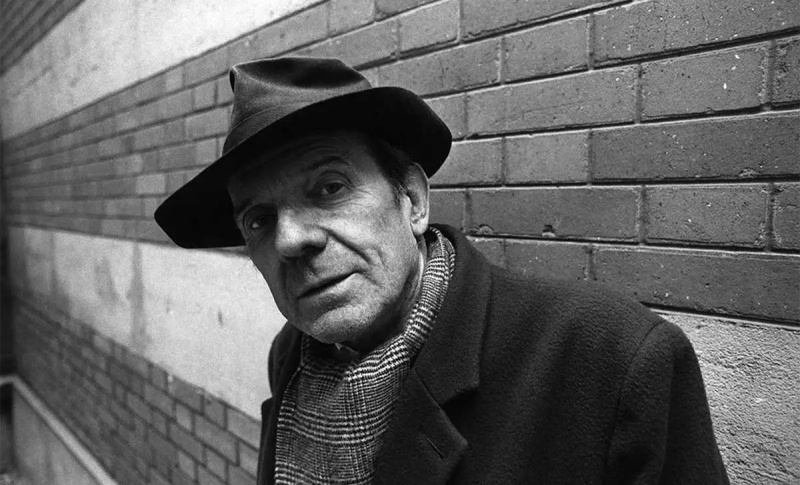   fotografia preto e branco de gilles deleuze