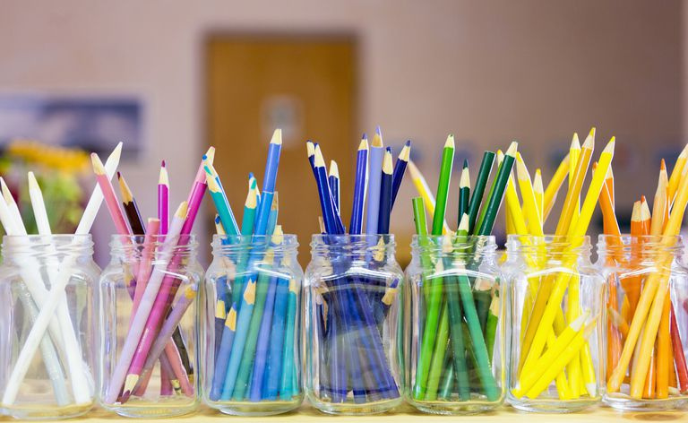 Behälter mit Bleistiften nach Farbe geordnet
