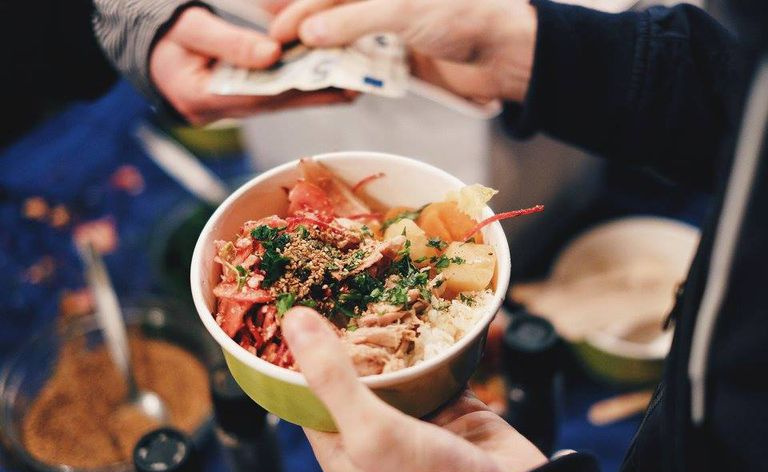 Na stoisku z jedzeniem azjatyckim na Le Food Market, nowy koncept pop-up street food w Paryżu