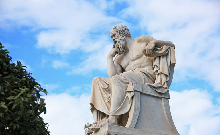 Estátua de Sócrates localizada em Atenas, Grécia