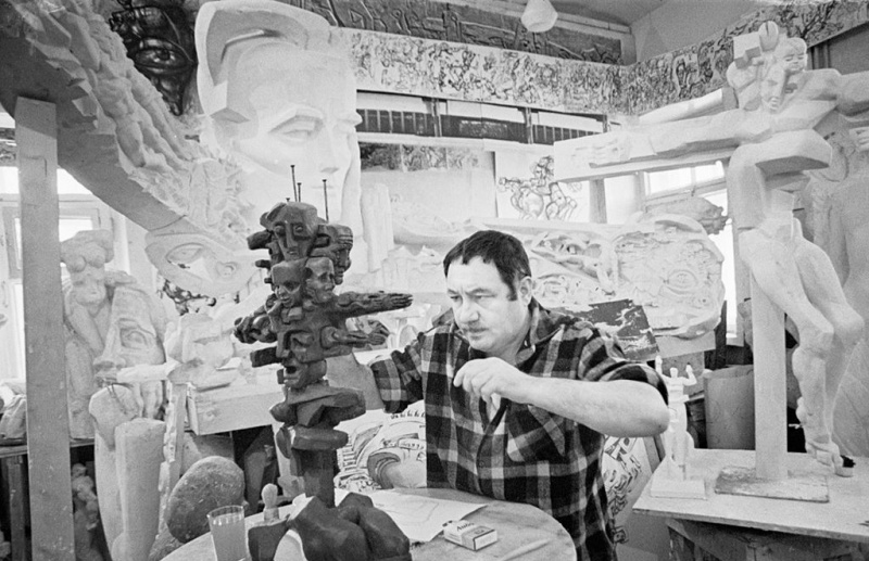 Ernst Neizvestny, rosyjsko-amerykański artysta Ernst Iosifovich Neizvestny (1925 - 2016) pracujący nad rzeźbą w swojej pracowni, Związek Radziecki, 1974. (Fot. Igor Palmin/Fine Art Images/Heritage Images/Getty Images)