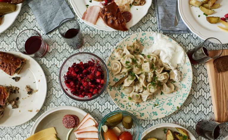 Tavolo da pranzo con piatti russi