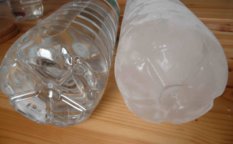 Wenn Sie unterkühltes Wasser aufwirbeln, kristallisiert es plötzlich zu Eis.
