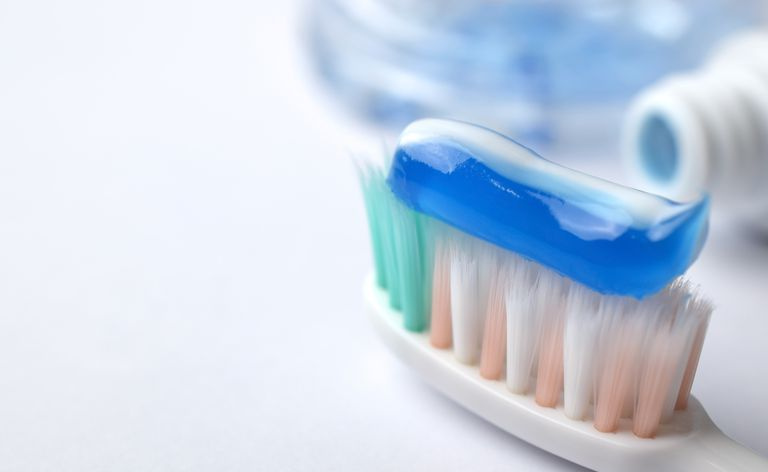 Você pode encontrar flúor em creme dental fluoretado.