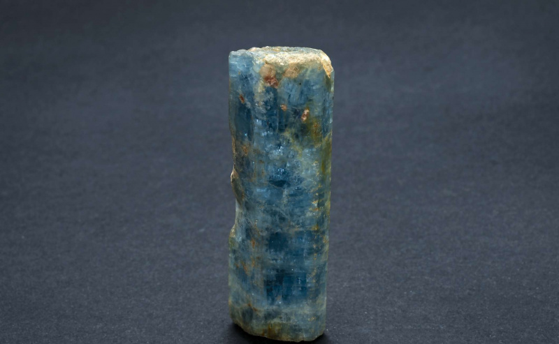 Pedaço de mineral de berilo azul
