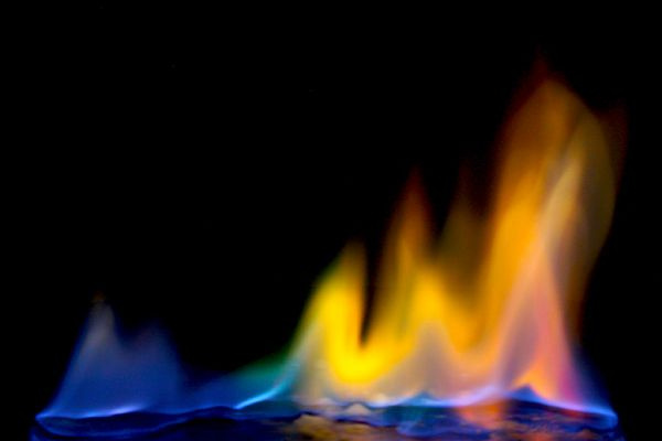 Der Regenbogen aus farbigem Feuer wurde unter Verwendung üblicher Haushaltschemikalien hergestellt, um die Flammen zu färben.