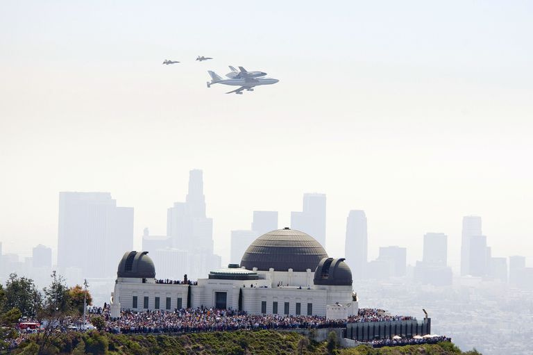 Griffith Observatory og romfergen Endeavour.