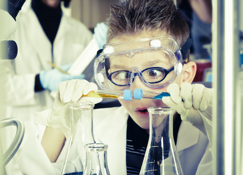 La chiave per un costume da scienziato pazzo veloce sono occhiali o occhiali protettivi, gel per capelli o una parrucca, un camice da laboratorio (o camicia bianca) e cristalleria.