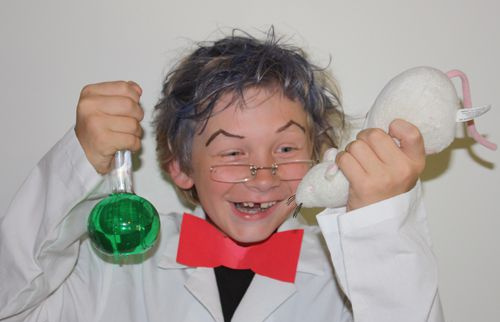Il costume da scienziato pazzo prevede in genere un camice da laboratorio e capelli selvaggi.