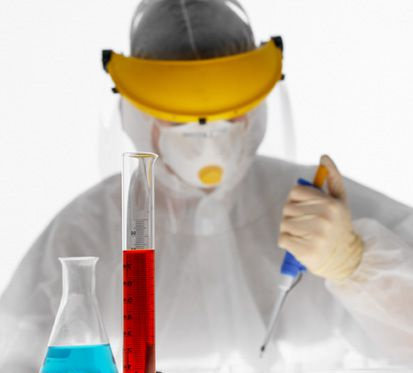 Questi ragazzi non stanno correndo rischi. Indossa indumenti protettivi durante la micropipettazione.
