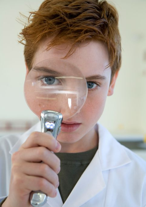 Scienziato di 11-12 anni.