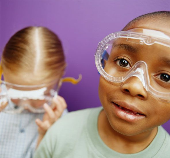 Bambini dai 5 ai 7 anni che indossano occhiali di sicurezza.