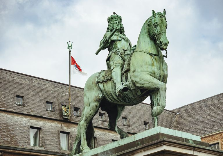 Alemanha, Duesseldorf, Estátua Equestre de Jan Wellem em frente à Câmara Municipal
