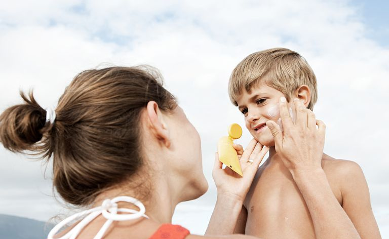 Mor og sønn med solkrem