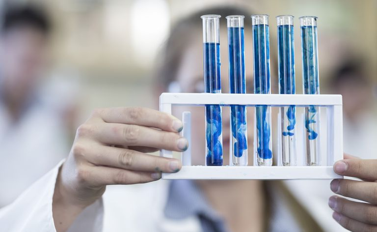 Stała szybkości jest używana do reakcji, które sprzyjają tworzeniu produktów z reagentów.