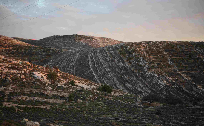 Lignes de strates géologiques verticales créées il y a des millions d