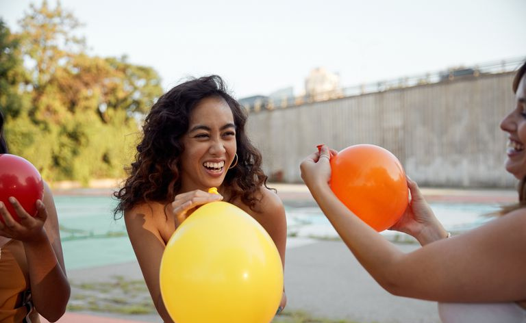 Meninas brincando com balões