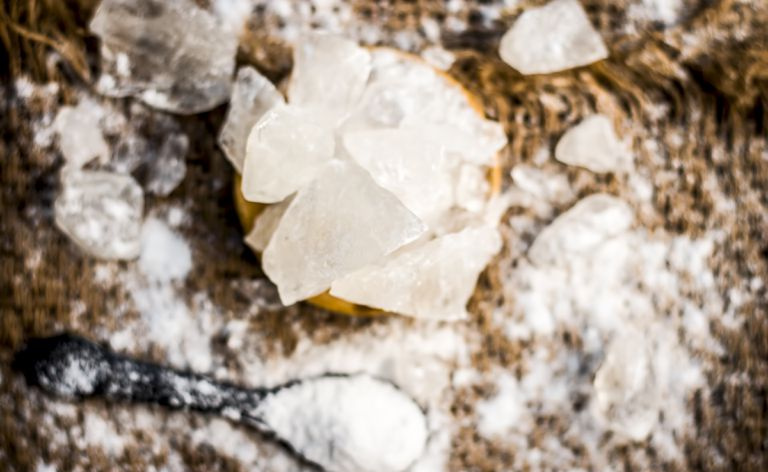 Nahaufnahme von Alaun, Kaliumaluminiumsulfat und Seifennuss, Sapindus-Zutaten einer traditionellen Zahnpasta gegen Zahnschmerzen und gelbe Zähne.