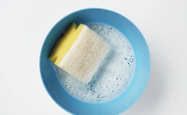 esponja en un recipiente con agua