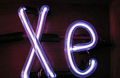 El xenón es un gas incoloro, pero emite un brillo azul cuando es excitado por una descarga eléctrica.