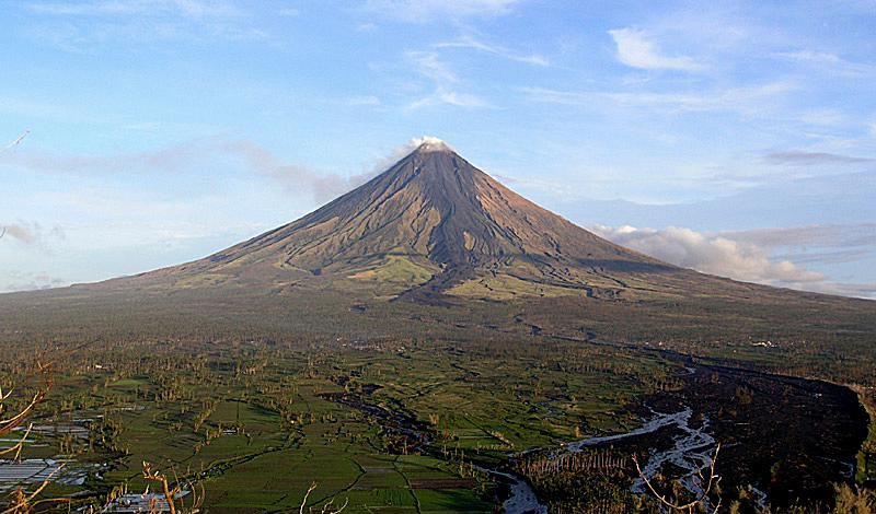 Esta es una foto del volcán Mayon en Albay, Filipinas (diciembre de 2006).