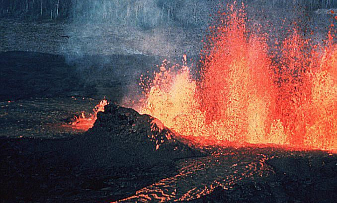 Esta es una foto de una erupción volcánica del Monte Kilauea, Hawai.