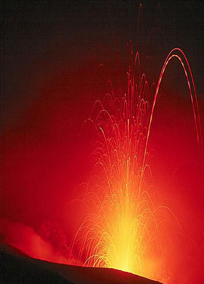 Erupción volcánica de Stromboli en Italia.