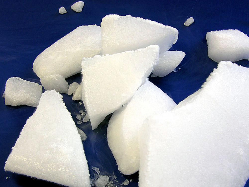 Estos son algunos trozos de hielo seco, que es dióxido de carbono sólido.