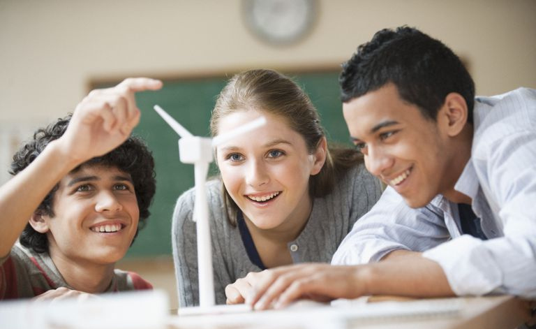 Étudiants adolescents étudiant l