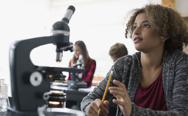 Lycéen ciblé microscope écoutant la classe de sciences