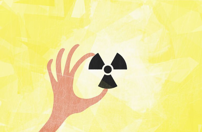 O decaimento radioativo altera os elementos no nível nuclear.