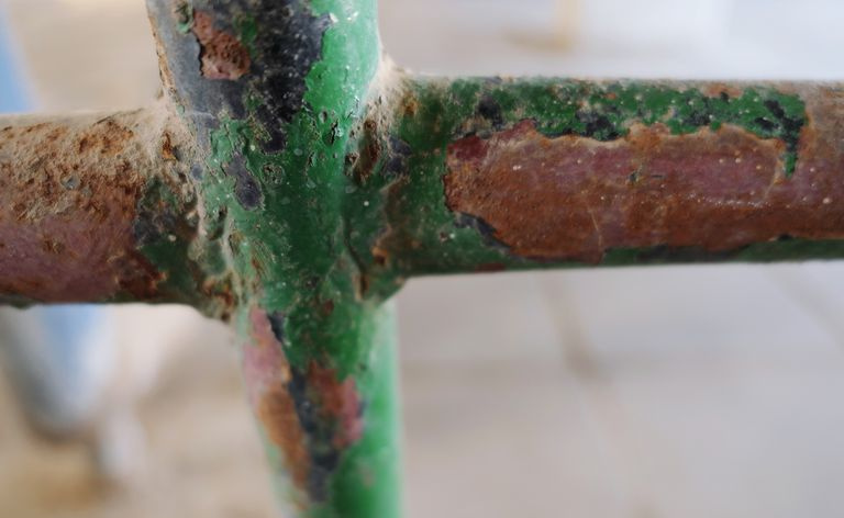 Óxido de ferro ou ferrugem vem em várias cores além do vermelho familiar, incluindo ferrugem verde.