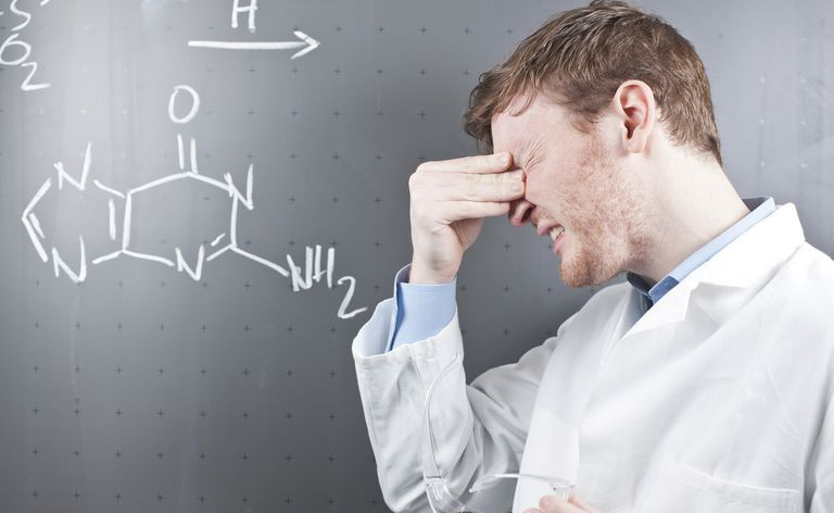 Jeune scientifique masculin aux prises avec l