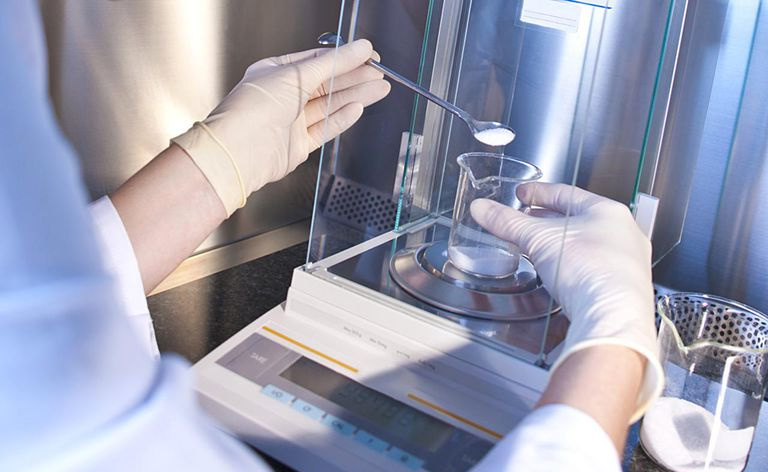 Químicos testando uma solução em um laboratório