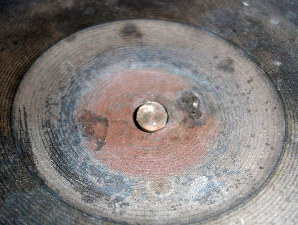 una gota de agua en un quemador caliente muestra el efecto Leidenfrost.
