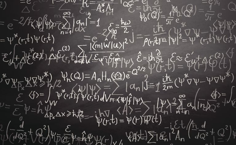 Tabuľa pokrytá zložitými matematickými rovnicami