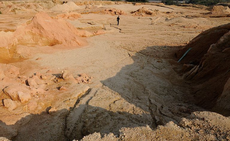 En arbeider jobber på stedet for en gruve for sjeldne jordmetaller i Nancheng fylke