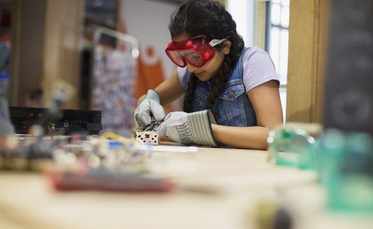 Fille portant des lunettes assemblant de l