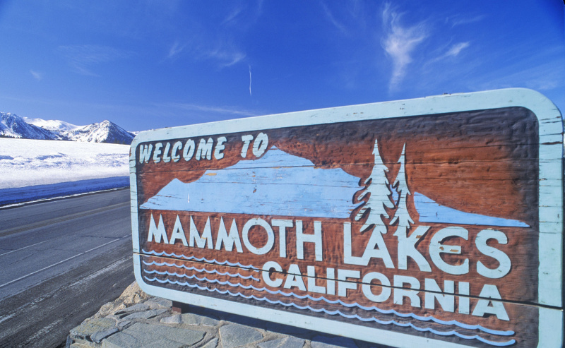 Witamy w Mammoth Lakes California Sign wzdłuż jezdni, Mammoth w Kalifornii
