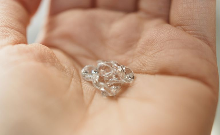 Primo Piano Della Mano Che Tiene I Diamanti