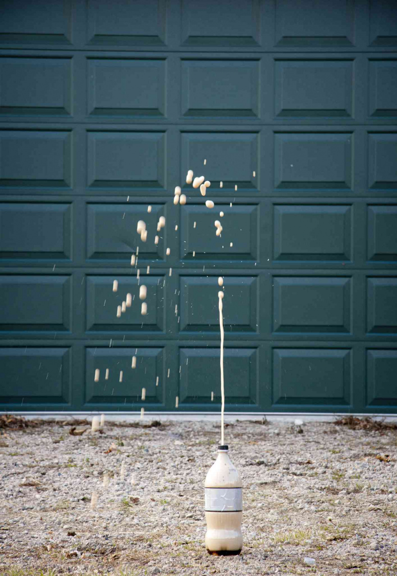 Mentos w butelce sody litrowej