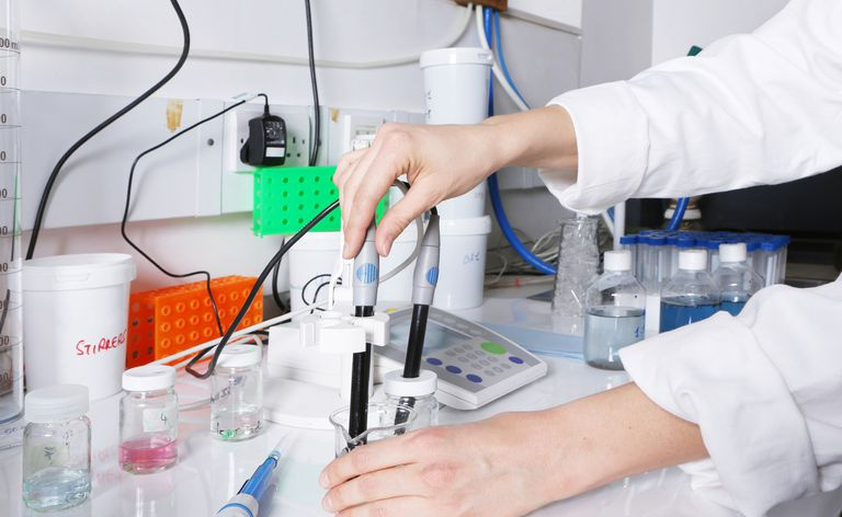 Ingeniera ambiental femenina usando sonda de PH