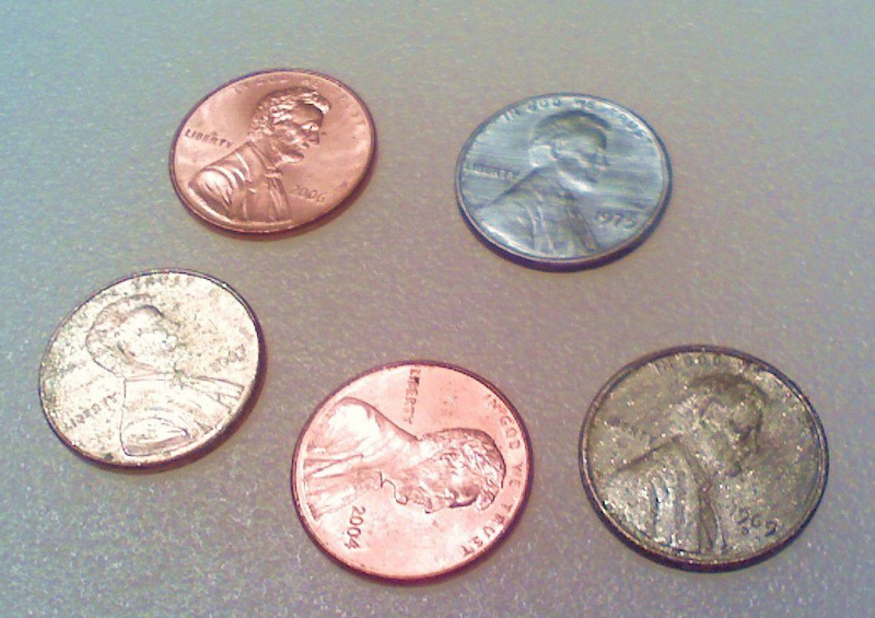 Vous pouvez utiliser la chimie pour changer la couleur des pièces de monnaie en cuivre en argent et en or