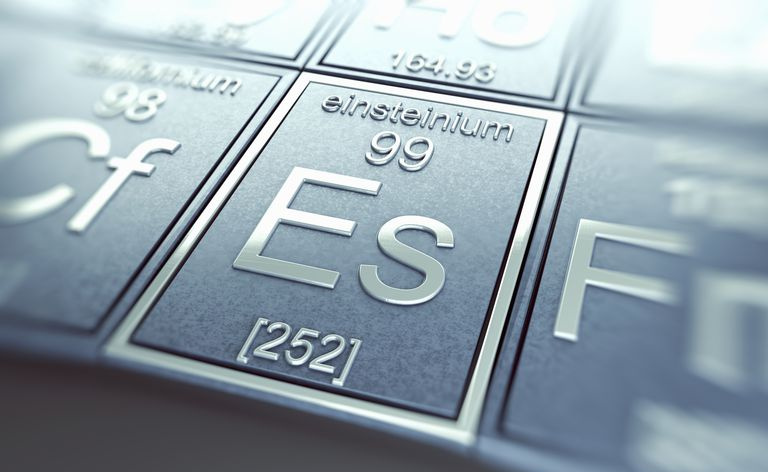 O einsteinio é um metal radioativo que brilha no escuro.