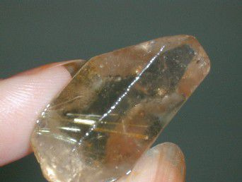 Kwarc zawierający inkluzje rutylu, z kopalni Emerald Hollow Mine, NC.