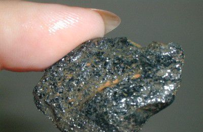 Szafir z kopalni Emerald Hollow w Hiddenite w Północnej Karolinie.