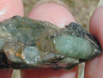 Szmaragdowe kryształy z kopalni Emerald Hollow w Hiddenite w Karolinie Północnej.