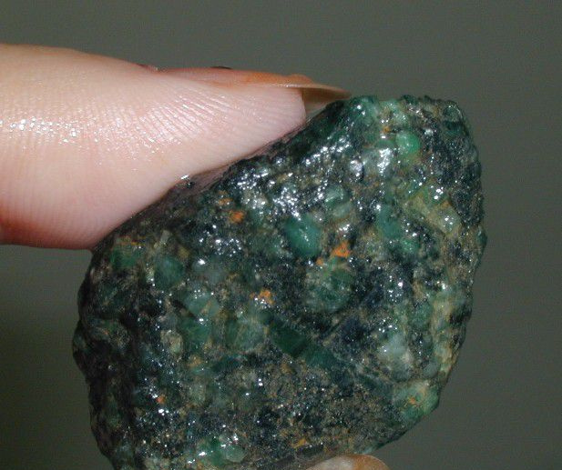 Osadzone szmaragdy z kopalni Emerald Hollow w Hiddenite w Karolinie Północnej.