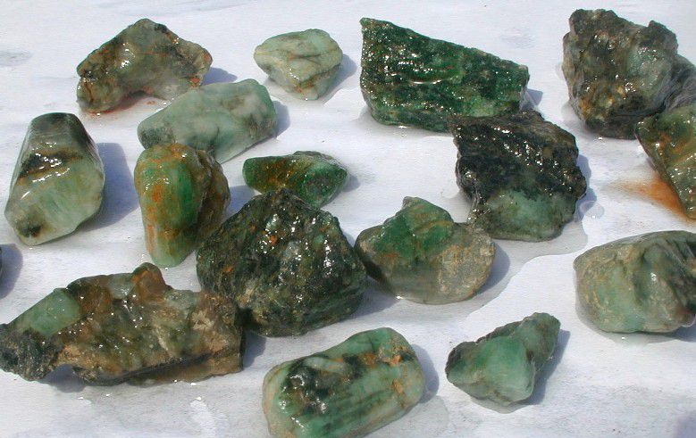 Beryle (szmaragdy) z kopalni Emerald Hollow w Hiddenite w Karolinie Północnej.
