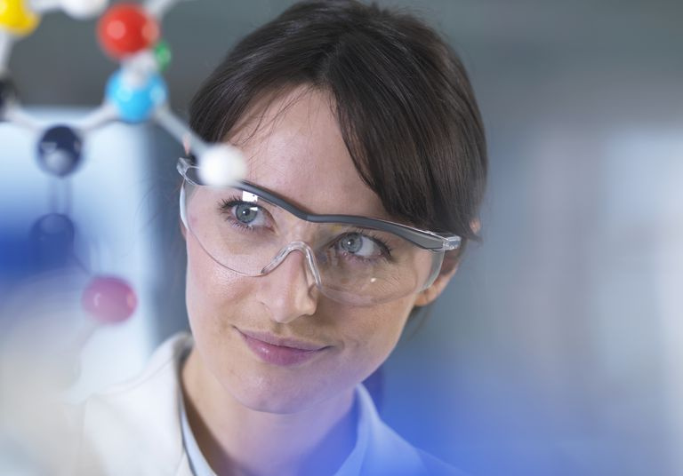 Wissenschaftler, der molekulares Modell im Labor analysiert
